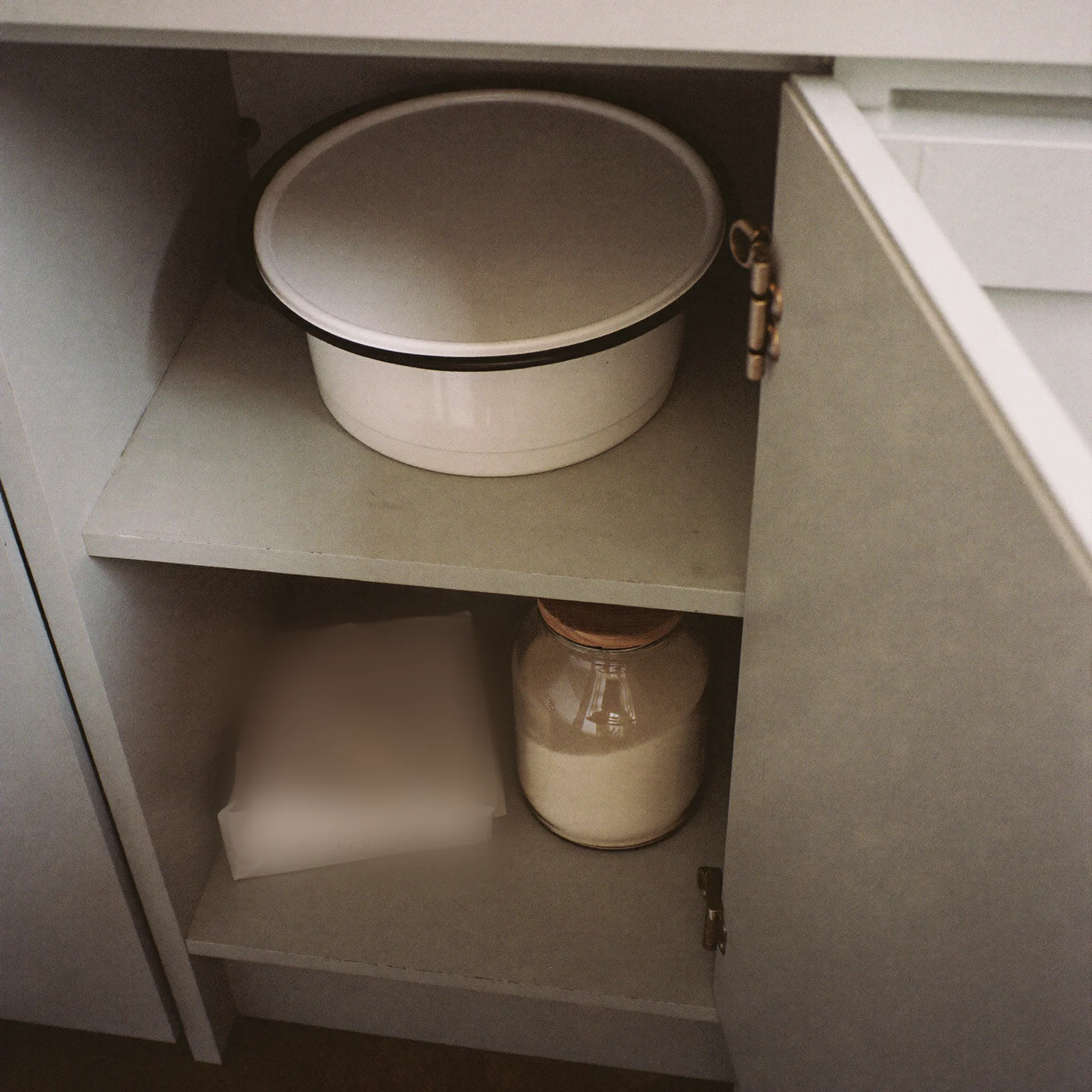 How to store vegetable shortening: a covered container in a cool, dark cupboard